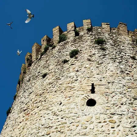 לינה וארוחת בוקר Torre Della Botonta 4*